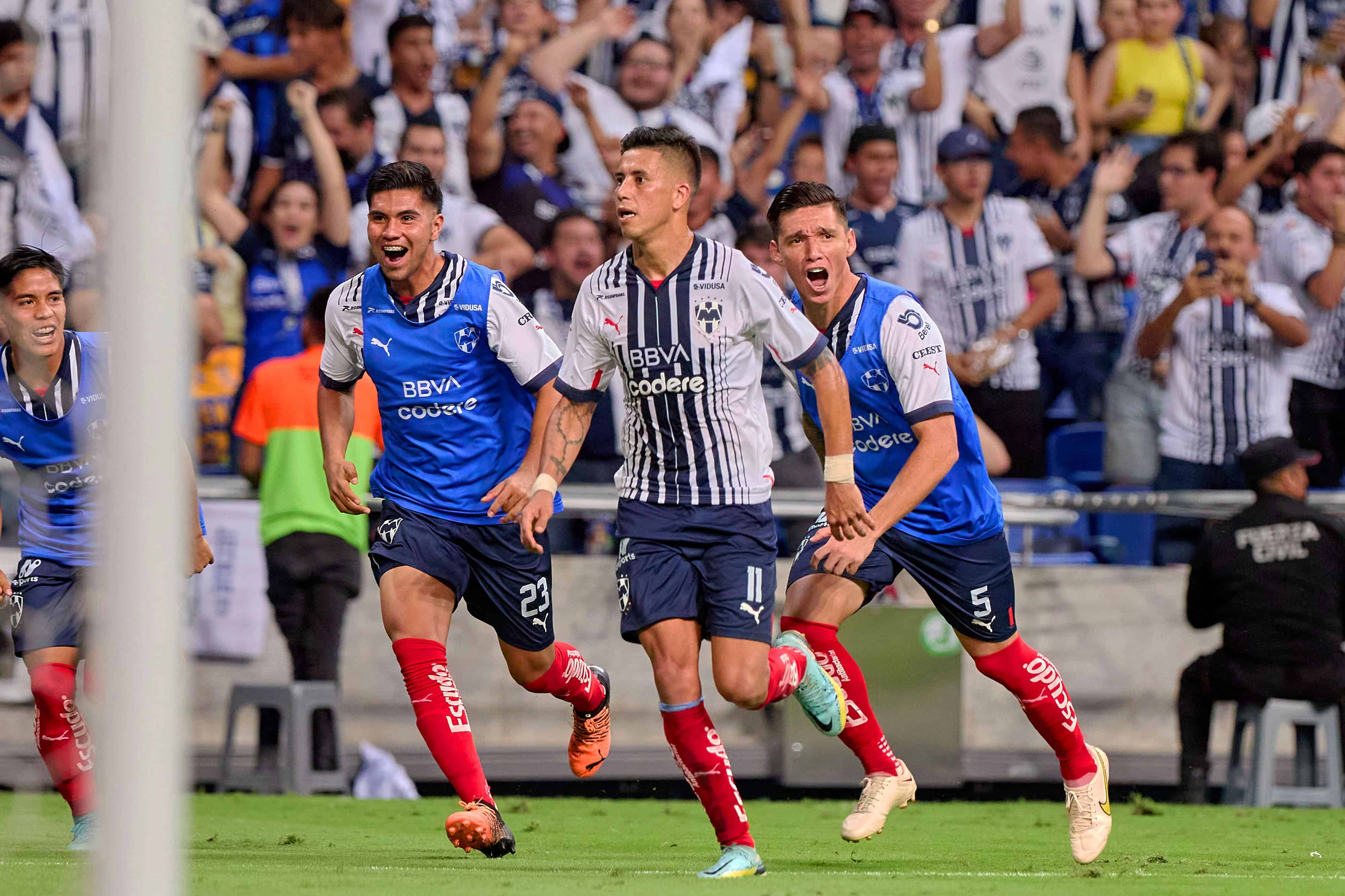 Maxi Meza anota pero se anula el gol por fuera de lugar.
