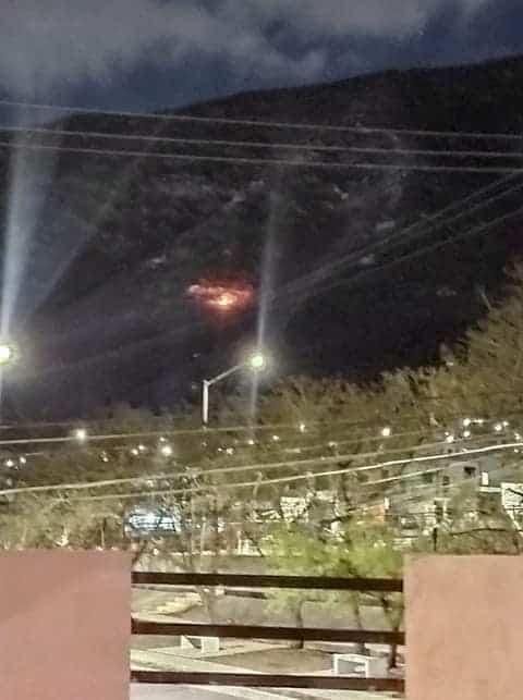 Elementos de Protección Civil Municipal de Escobedo, evitaron un incendio forestal, al detectarse a tiempo un incendio en el Cerro del Topo Chico