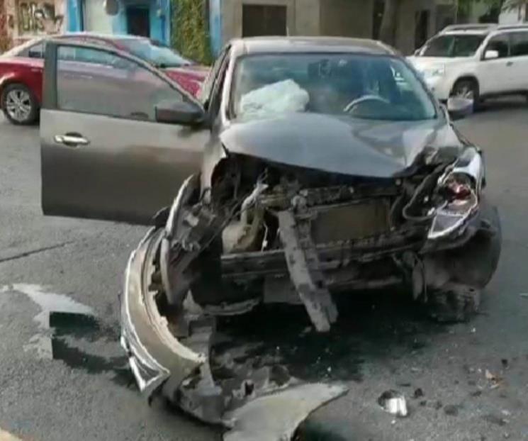 Muere hombre embestido por automóvil