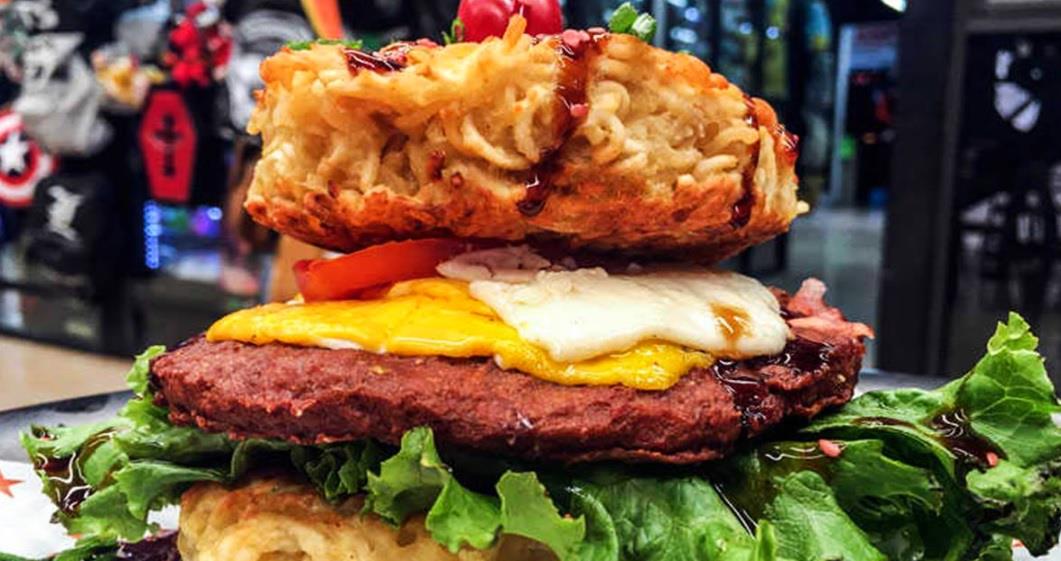 Así nació la hamburguesa de ramen, ¿se te antoja?