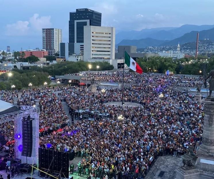 Vibran con la cumbia de Celso Piña en su homenaje Vibran con la cumbia de Celso Piña en su homenaje