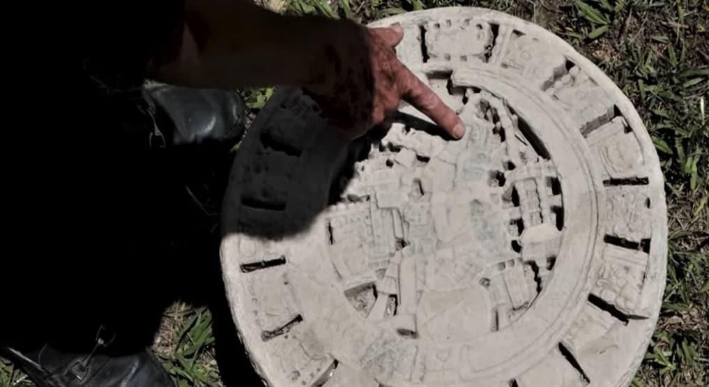 Disco de piedra desentierra detalles religiosos Disco de piedra desentierra detalles religiosos