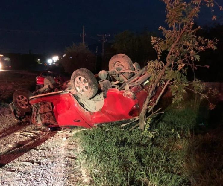 Muere menor en volcadura