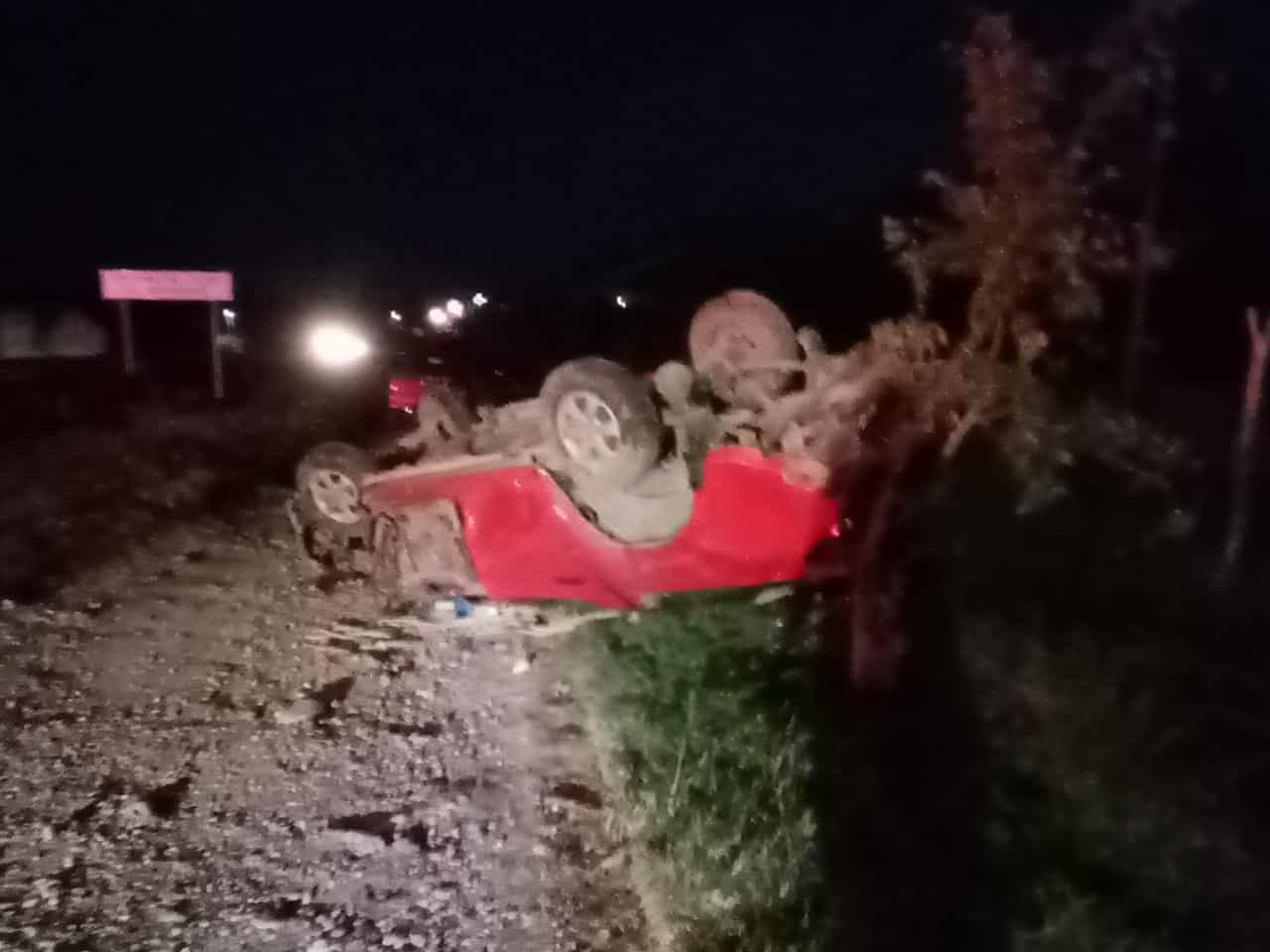 Una adolescente perdió la vida en el hospital de Pemex, después de volcarse la camioneta en que viajaba