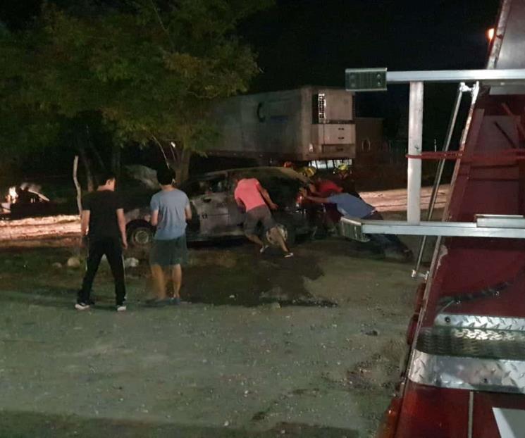 Acaba incendio con auto
