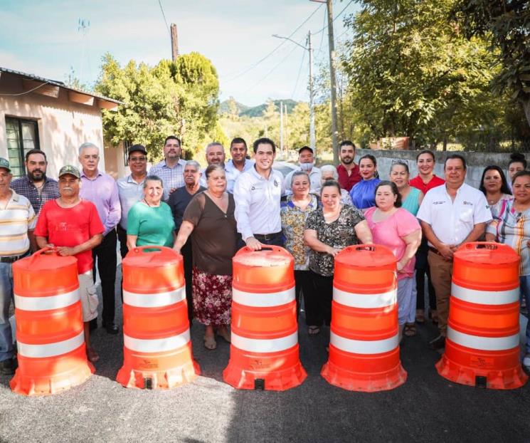 Rehabilitan diversas vialidades en Santiago