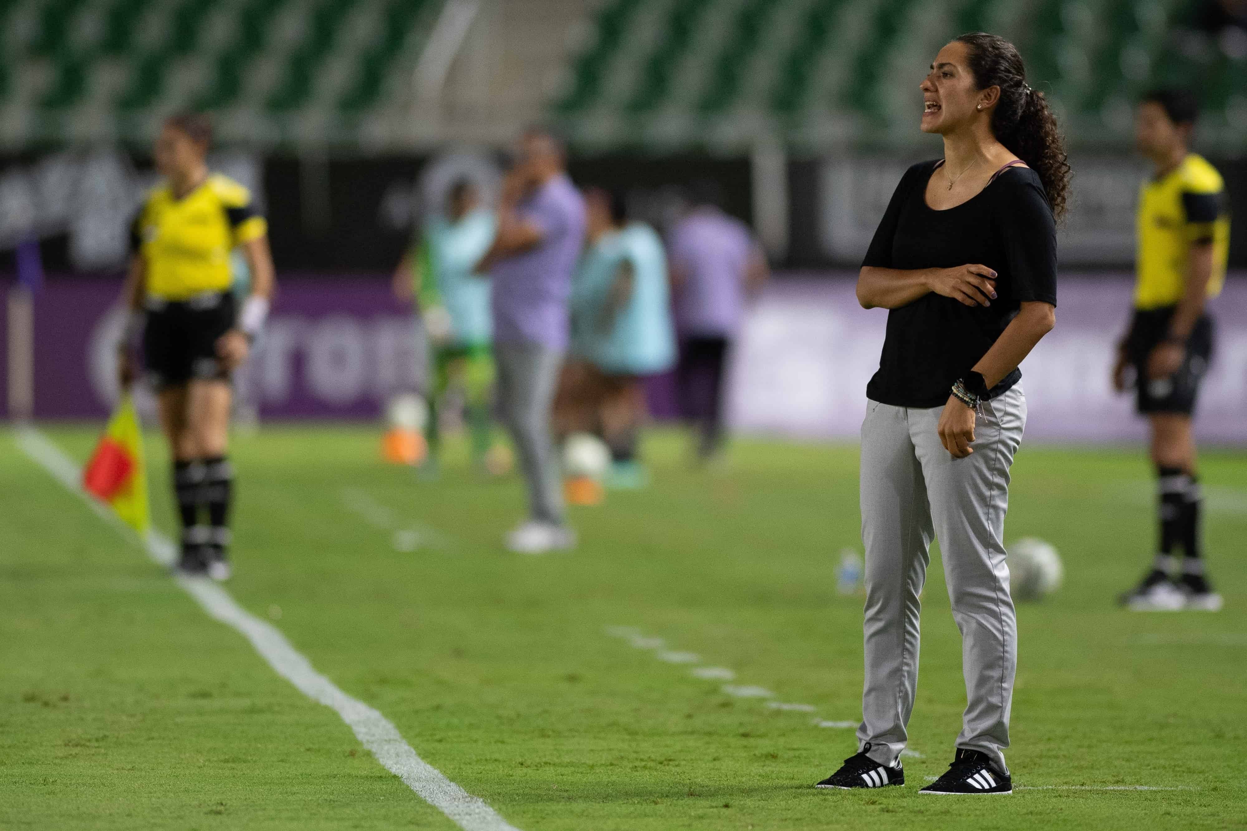 Eva Espejo dando indicaciones a su equipo.
