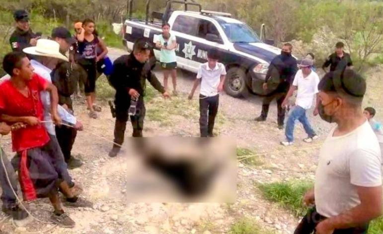 Policías y pobladores asfixian a osezno y se toman foto