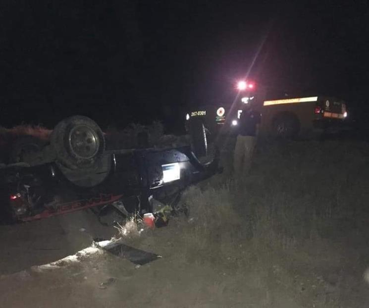Camioneta vuelca tras chocar con vaca