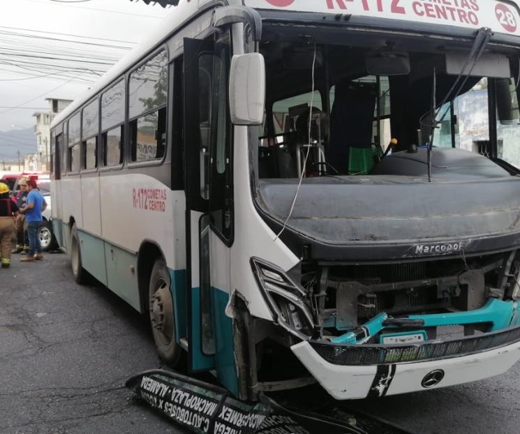 Choque entre ruta urbana y auto deja dos lesionados