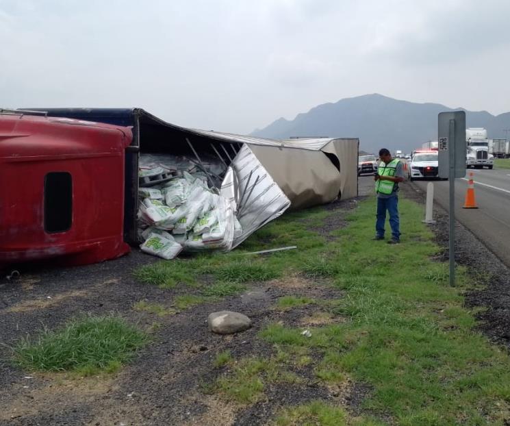 Vuelca tráiler cargado de harina