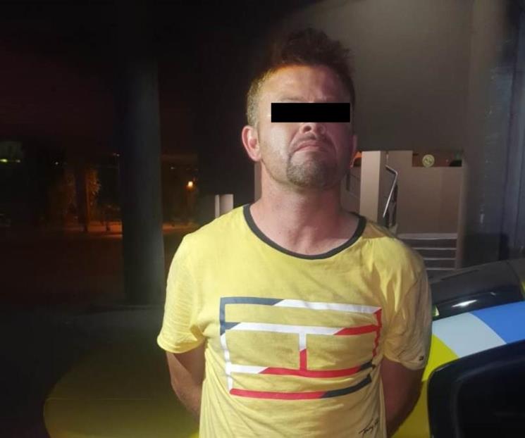 Lo detienen por cristalear camioneta