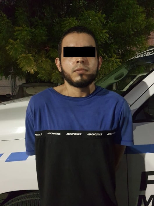 Circulaba a bordo de una motocicleta a exceso de velocidad, y al revisarlo le encontraron cinco envoltorios de cocaína
