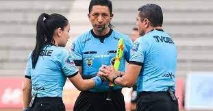 Árbitro en Ecuador recibe puñetazo tras revisar jugada