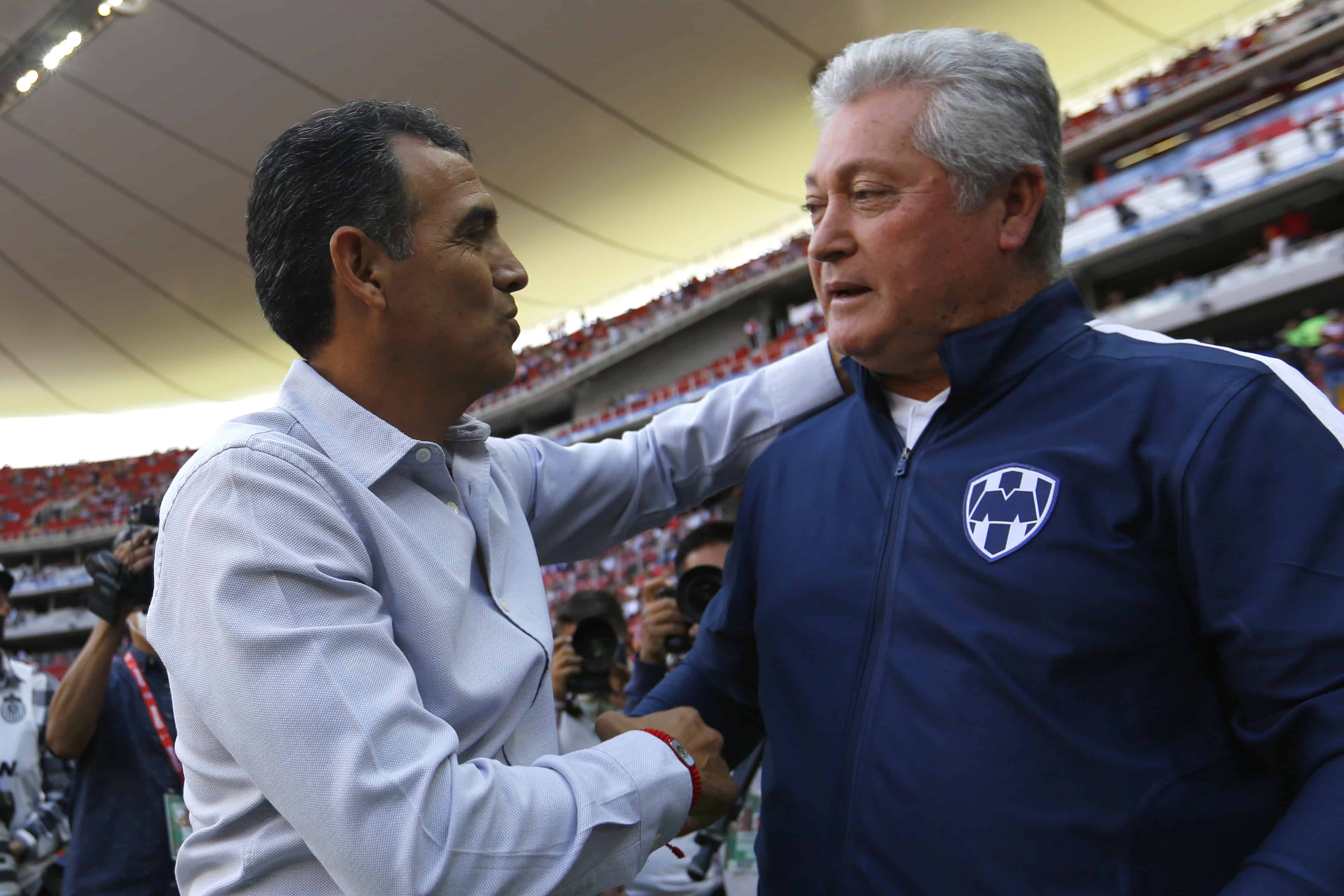 Saludo entre Ricardo Cadena y Víctor Manuel Vucetich.