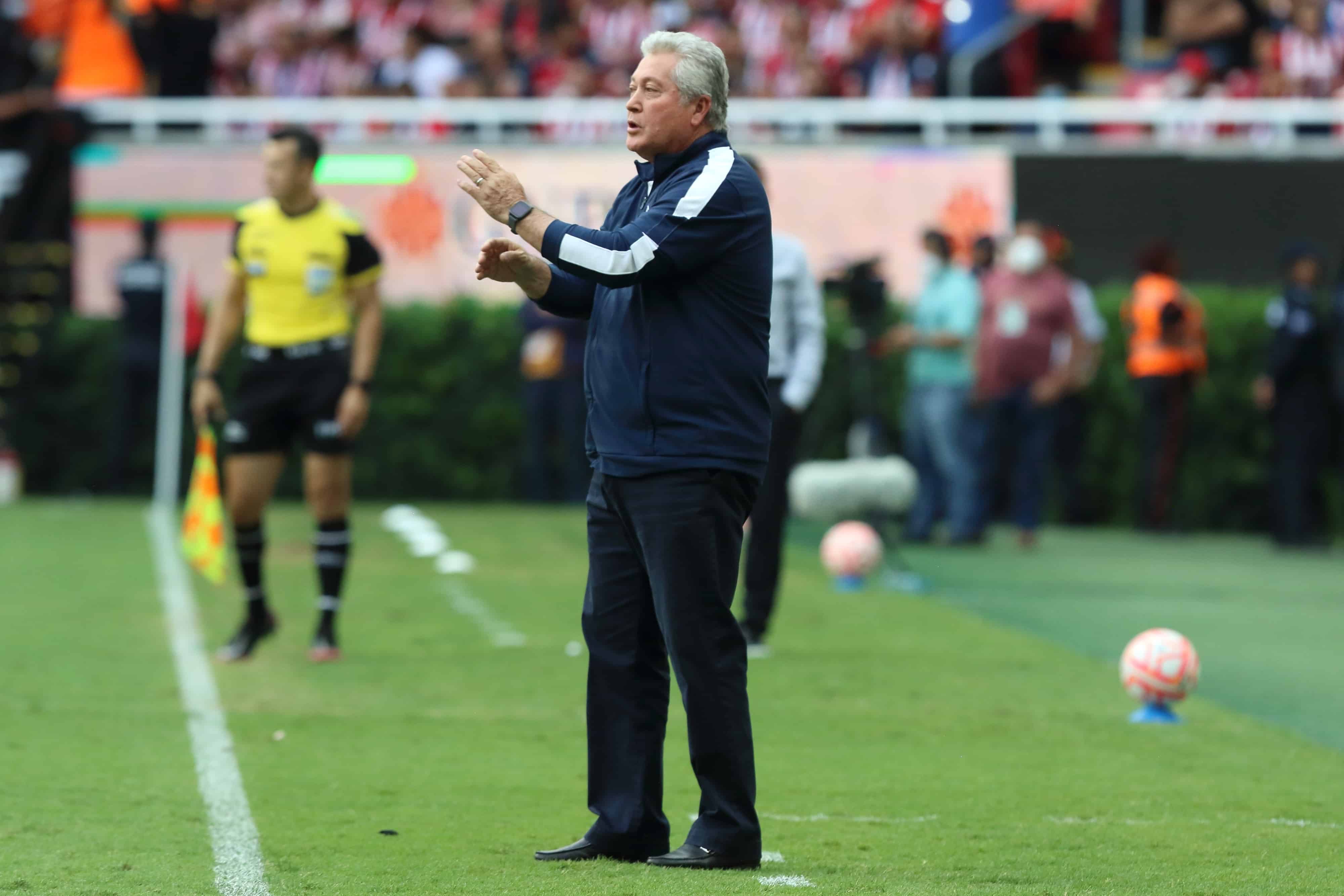 Vucetich dando indicaciones a su equipo.
