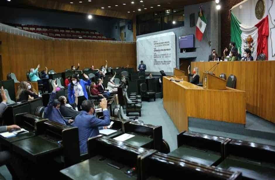 Exhiben labores del Congreso y piden claridad