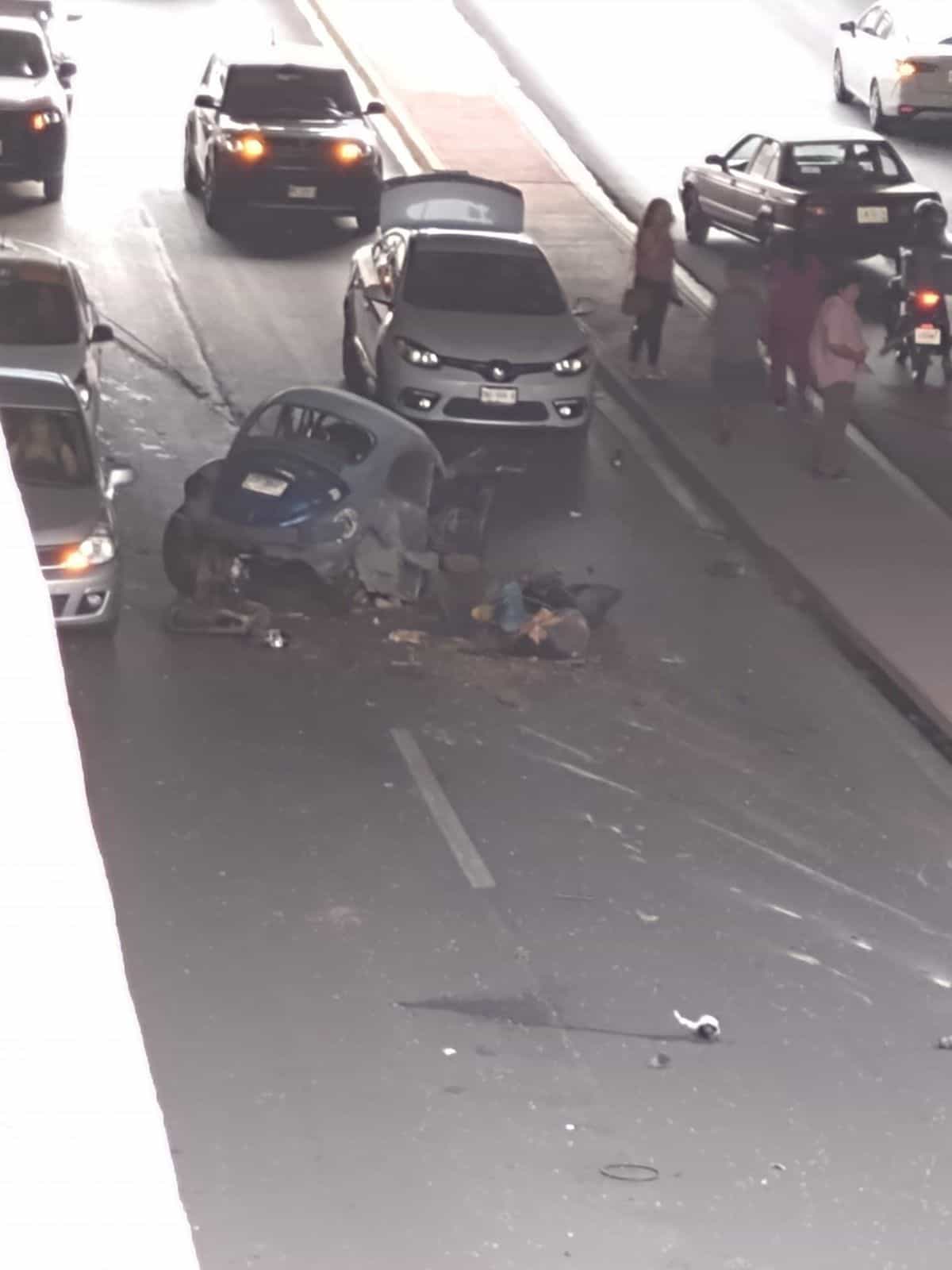 Dos personas murieron luego de que el auto en el cual viajaban se le ponchara un neumático dar varias volteretas y salir proyectados