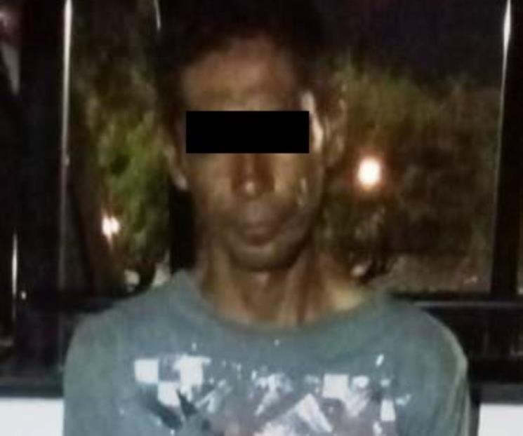 Sorprenden a hombre desarmando camioneta