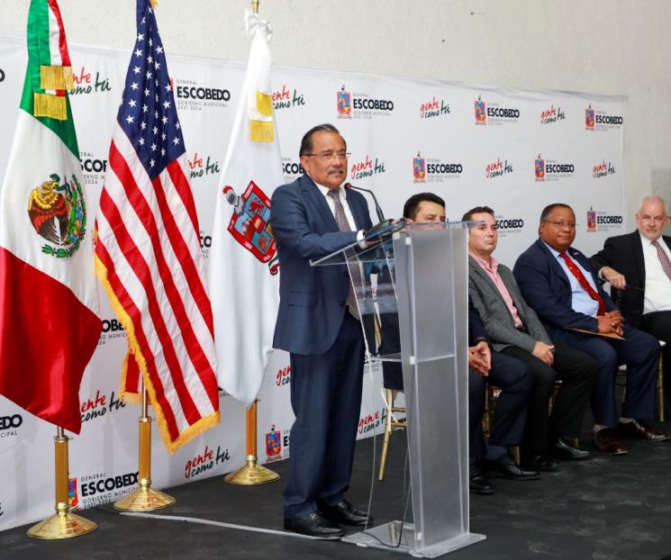 Firma Escobedo convenio con el CEESP