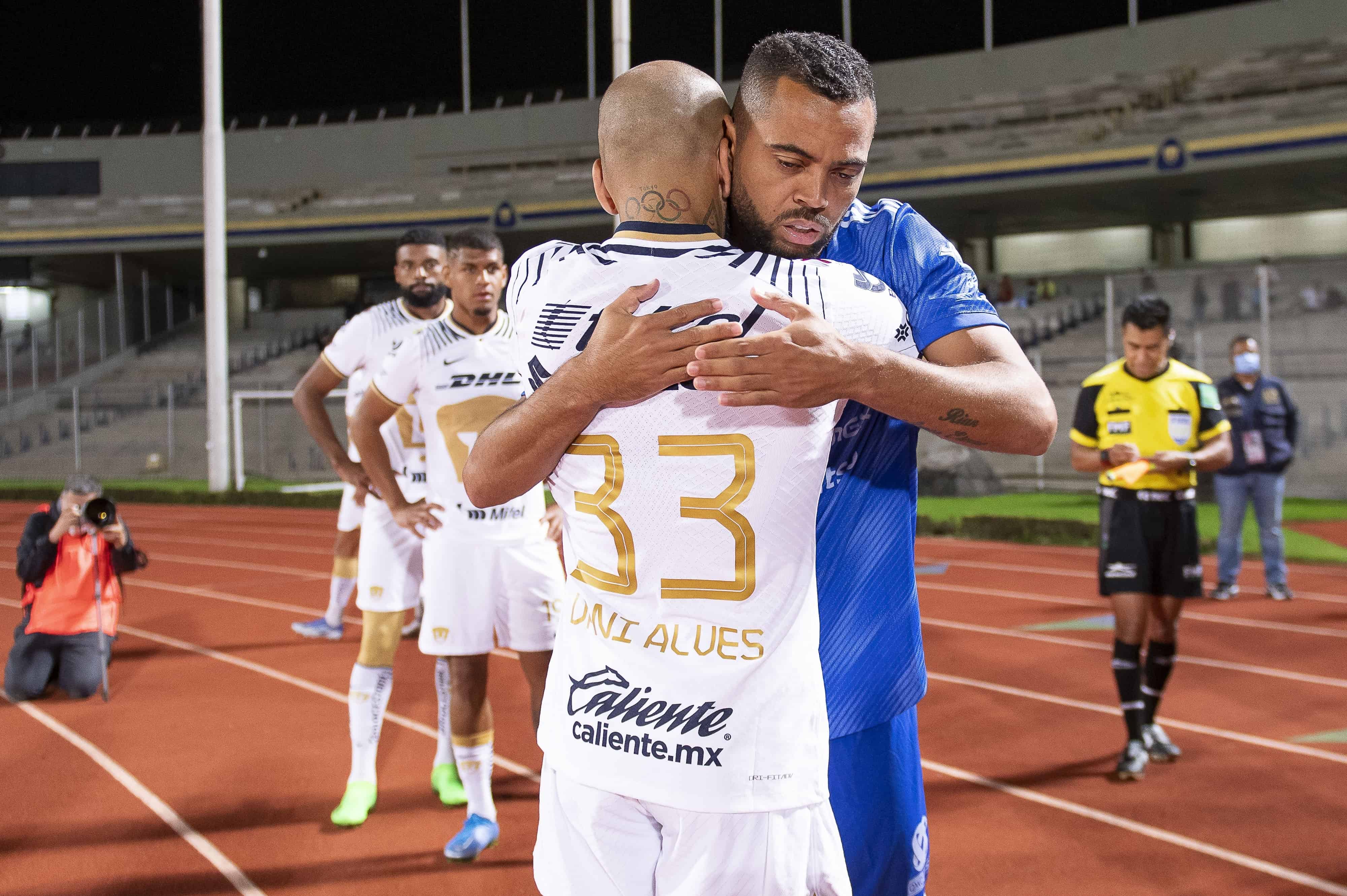 Saludo entre Rafael Carioca y Dani Alves.