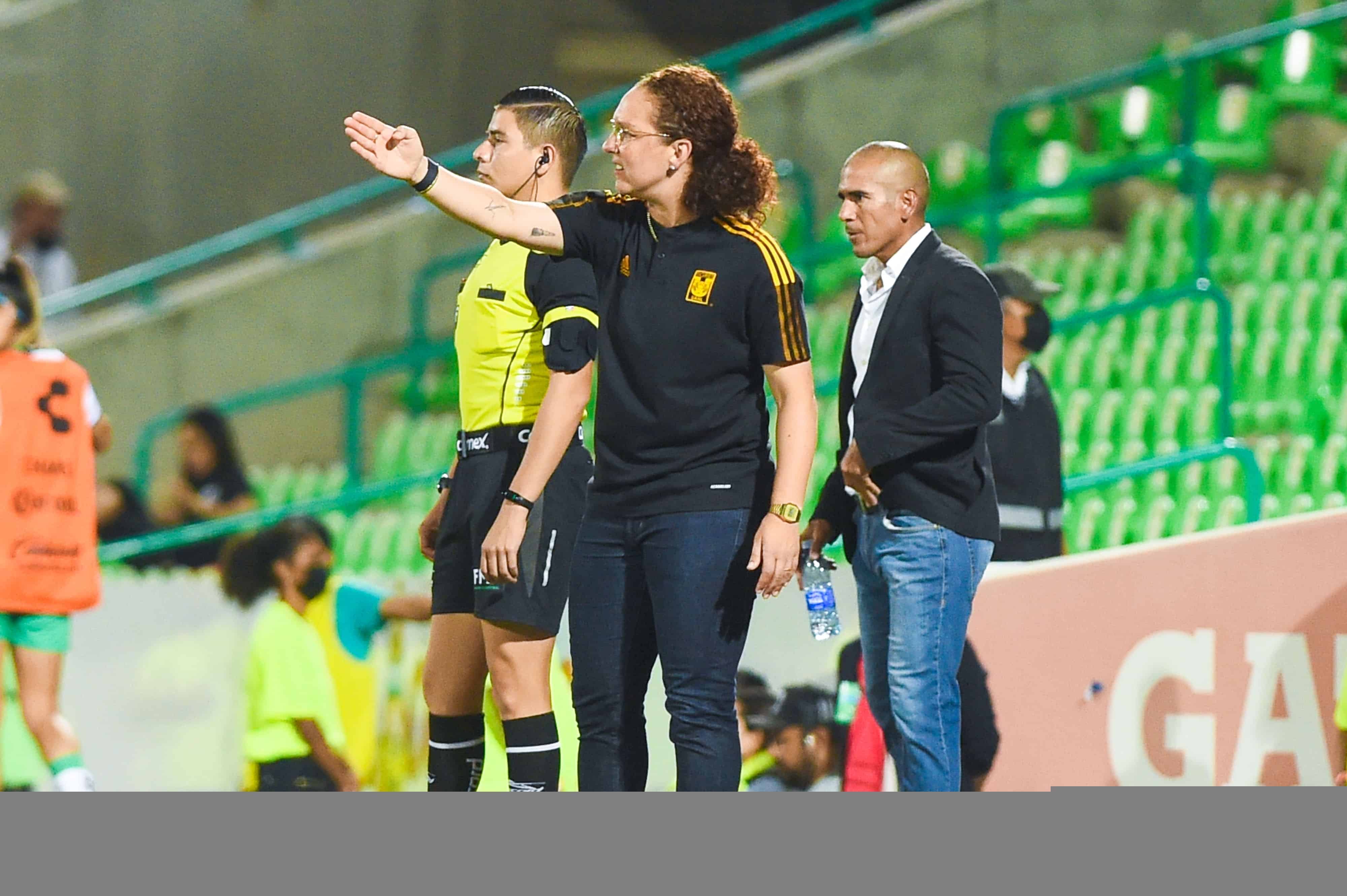Carmelina Moscato dando indicaciones a su equipo.