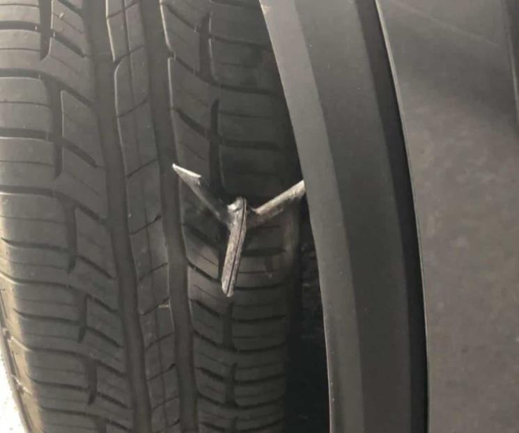Alertan de poncha llantas en Monterrey y San Pedro