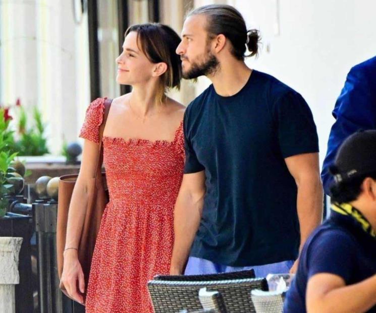 Captan a Emma Watson de la mano de un hombre