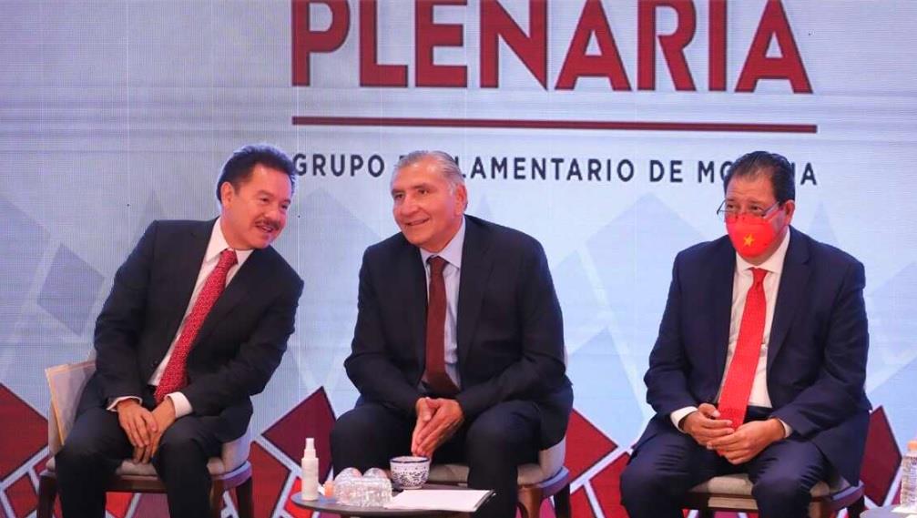 Inicia desfile de corcholatas en plenaria de Morena