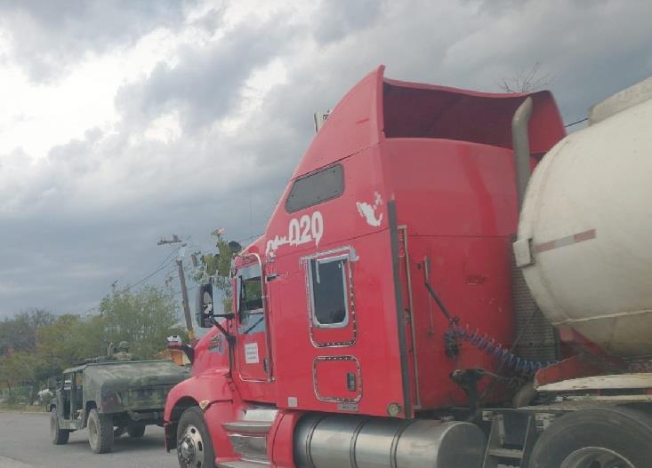 Aseguran pipa con 35 mil lts de combustible