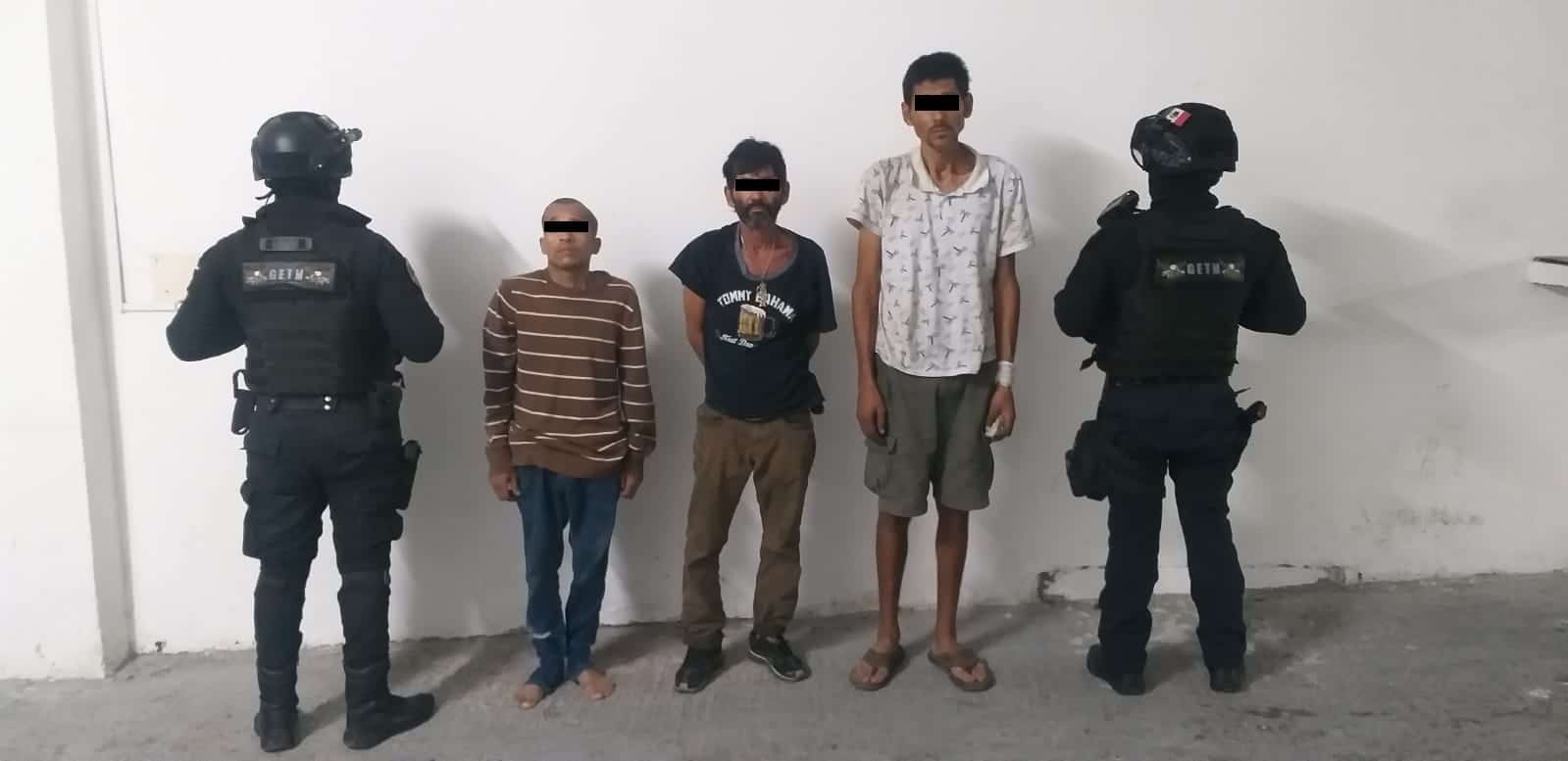 Arrestaron a tres hombres al encontrarles dosis de mariguana, luego de ser denunciados por escandalizar en la vía pública