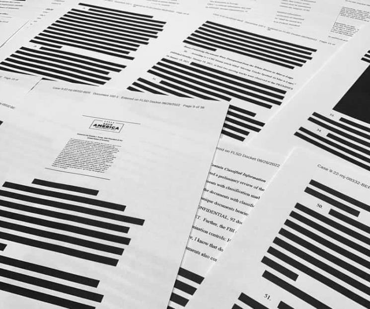 Mezcla Trump papeles secretos con revistas y periódicos: FBI
