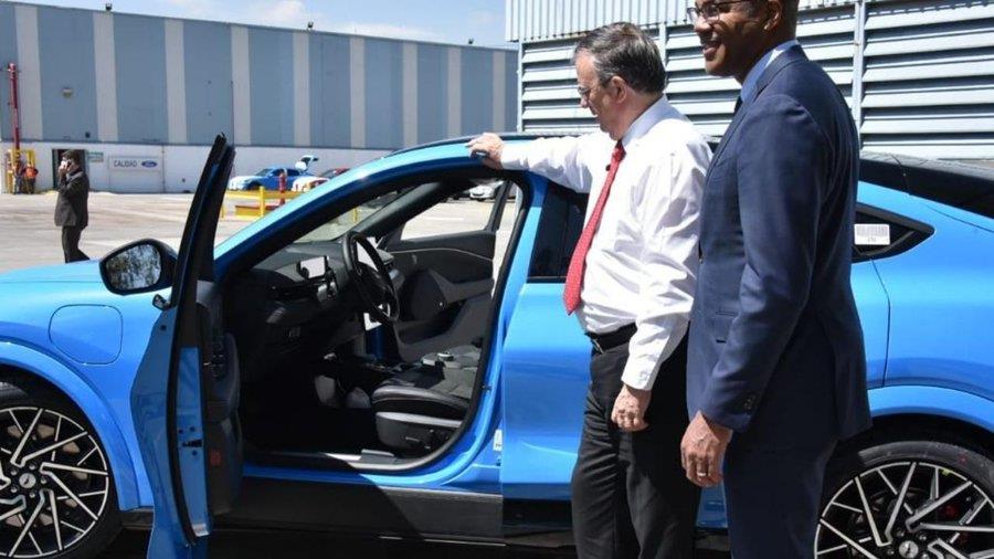 Muestra Ebrard el primer auto del mundo hecho por mujeres