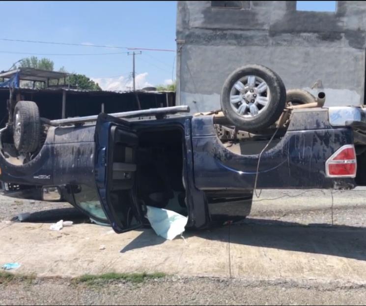 Vuelca camioneta en Cadereyta