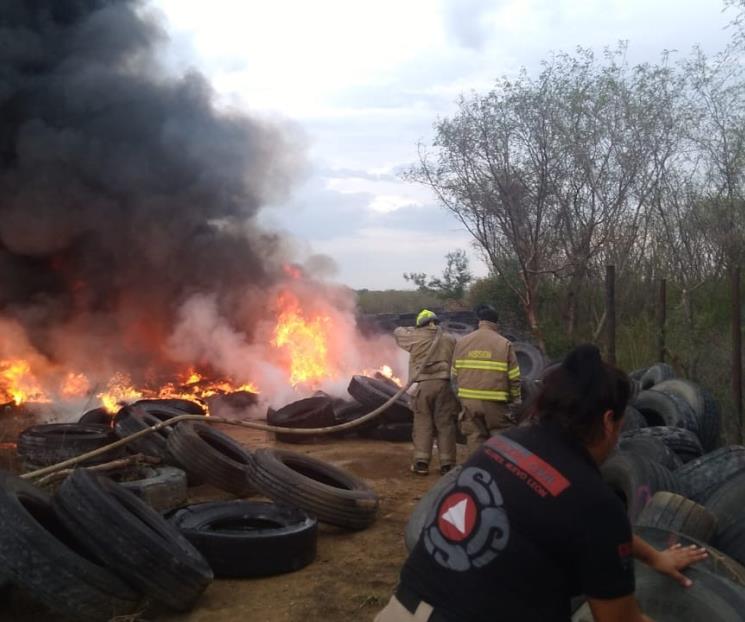 Quema de neumáticos provoca fuerte incendio