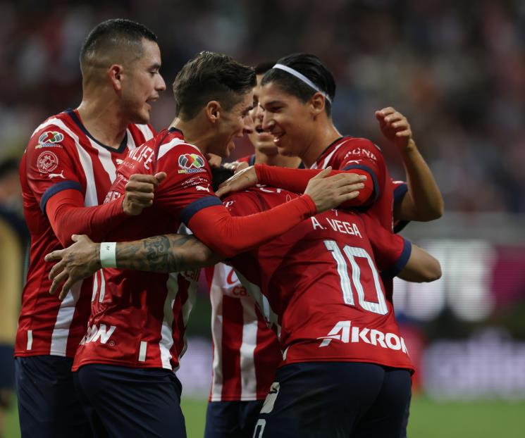 Chivas liga tres triunfos