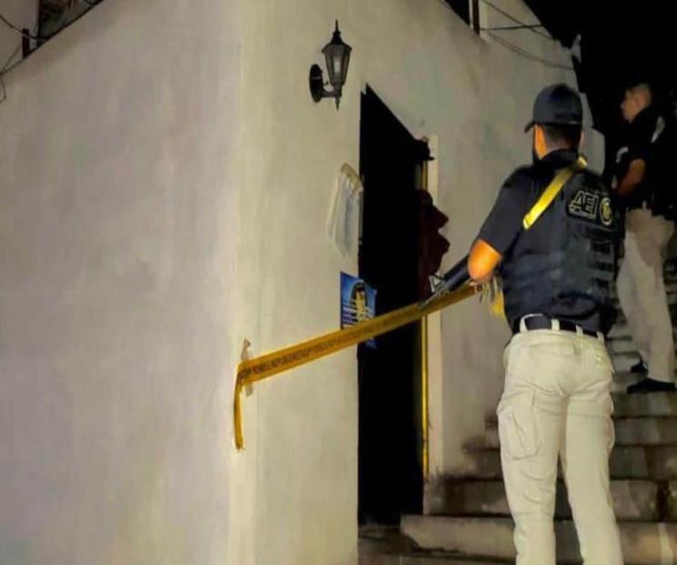 Intentan huir de cateo y los detienen