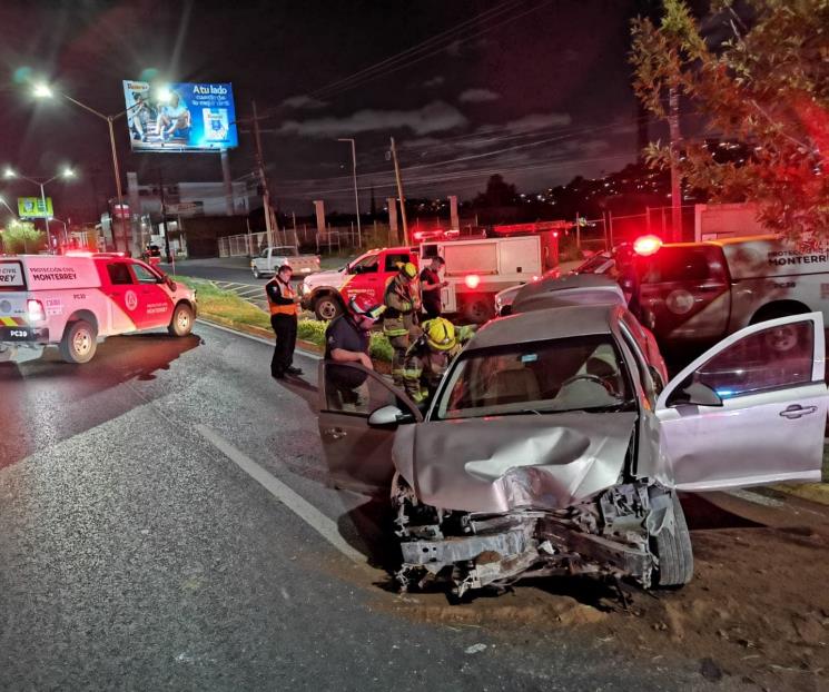 Resulta conductor lesionado al chocar contra árbol