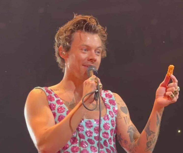 Lanzan nugget de pollo a Harry Styles en pleno concierto Lanzan nugget de pollo a Harry Styles en pleno concierto