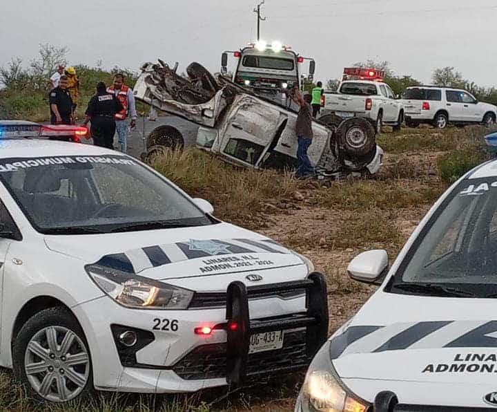 Resultan dos personas heridas en choque frontal