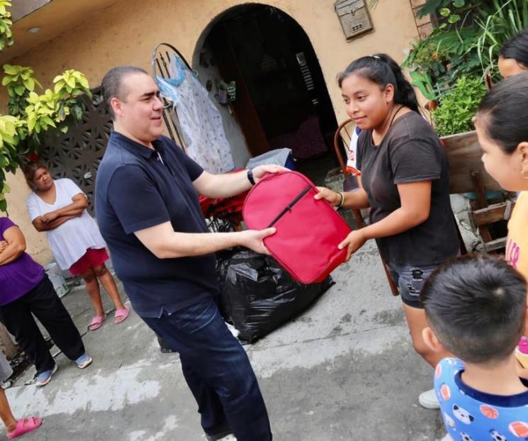 Entrega Heriberto Treviño útiles escolares en Juárez