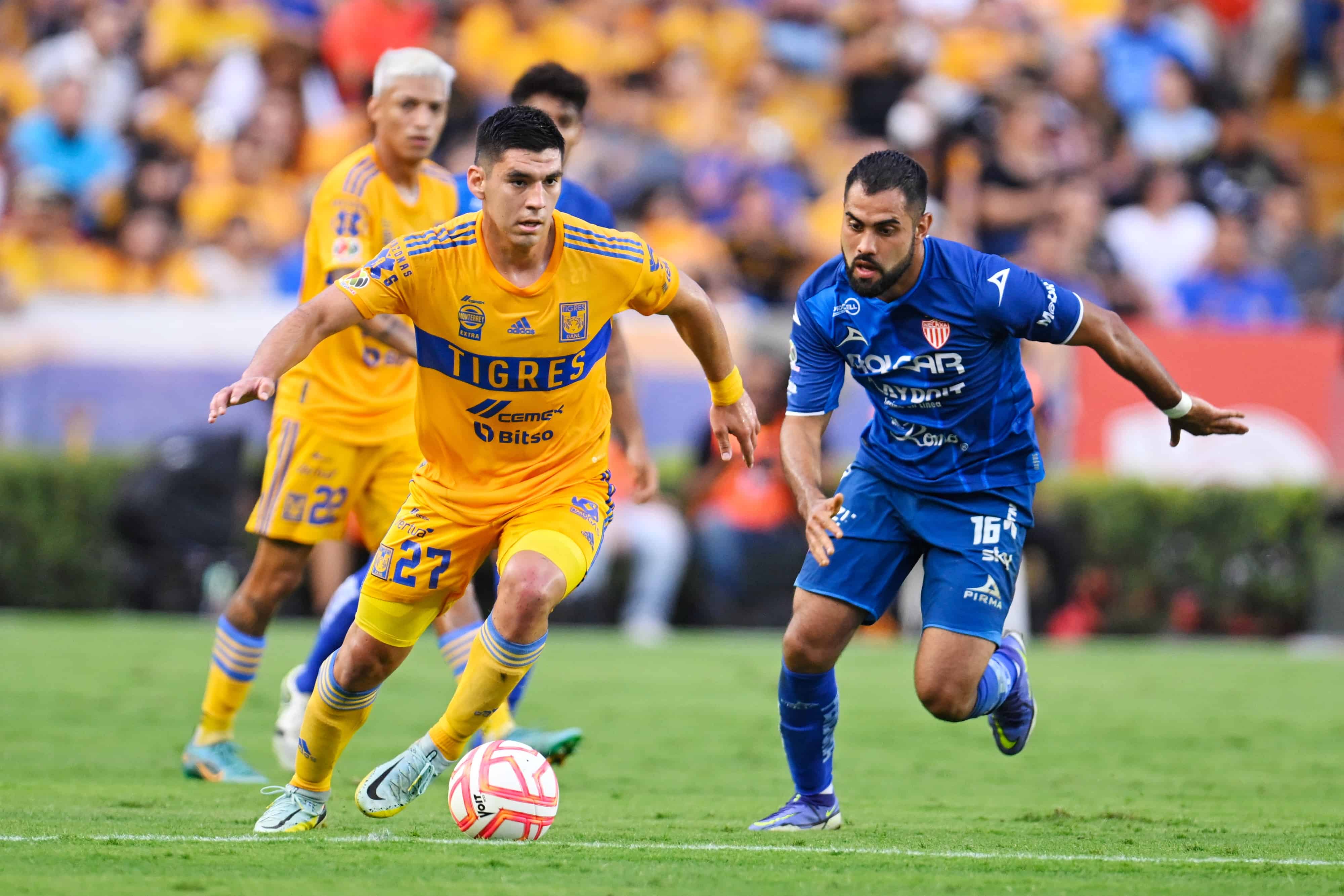 Ambos equipos buscan abrir el marcador.