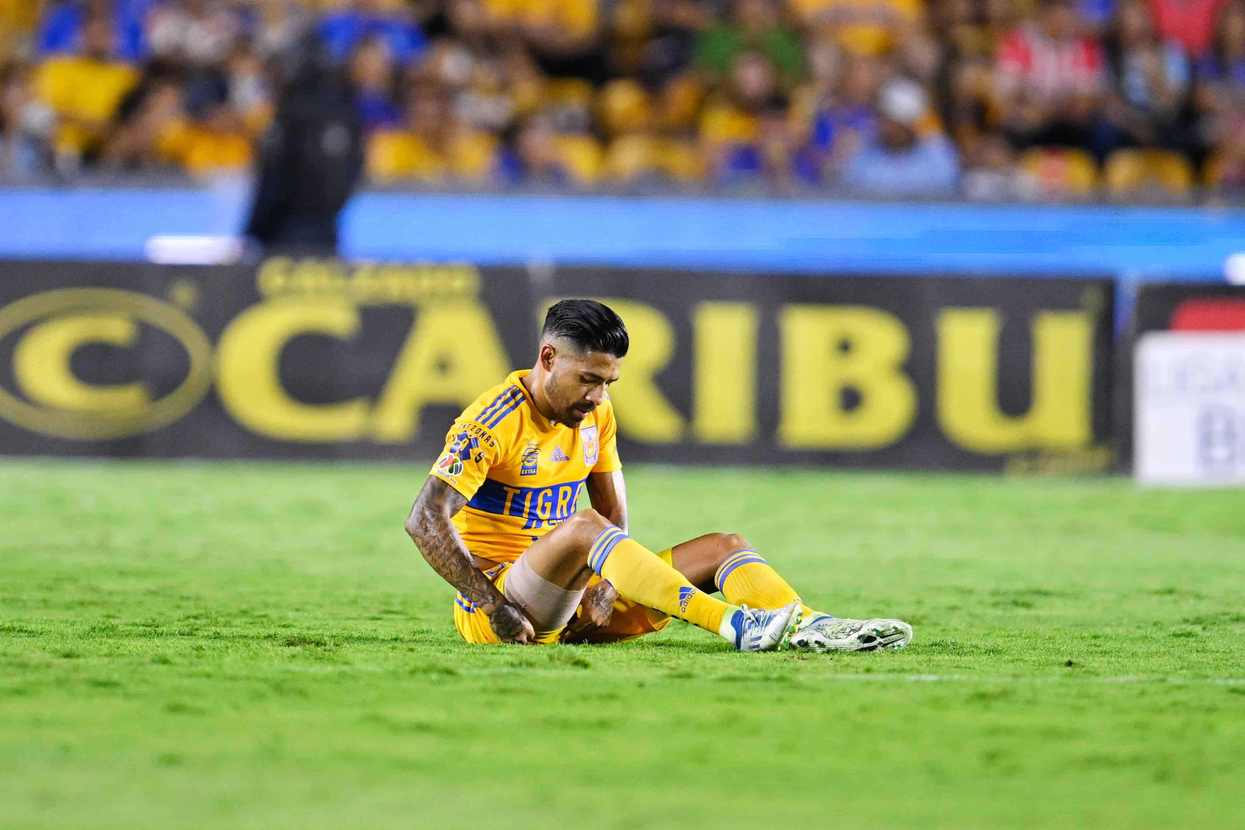 Javier Aquino se lesiona.
