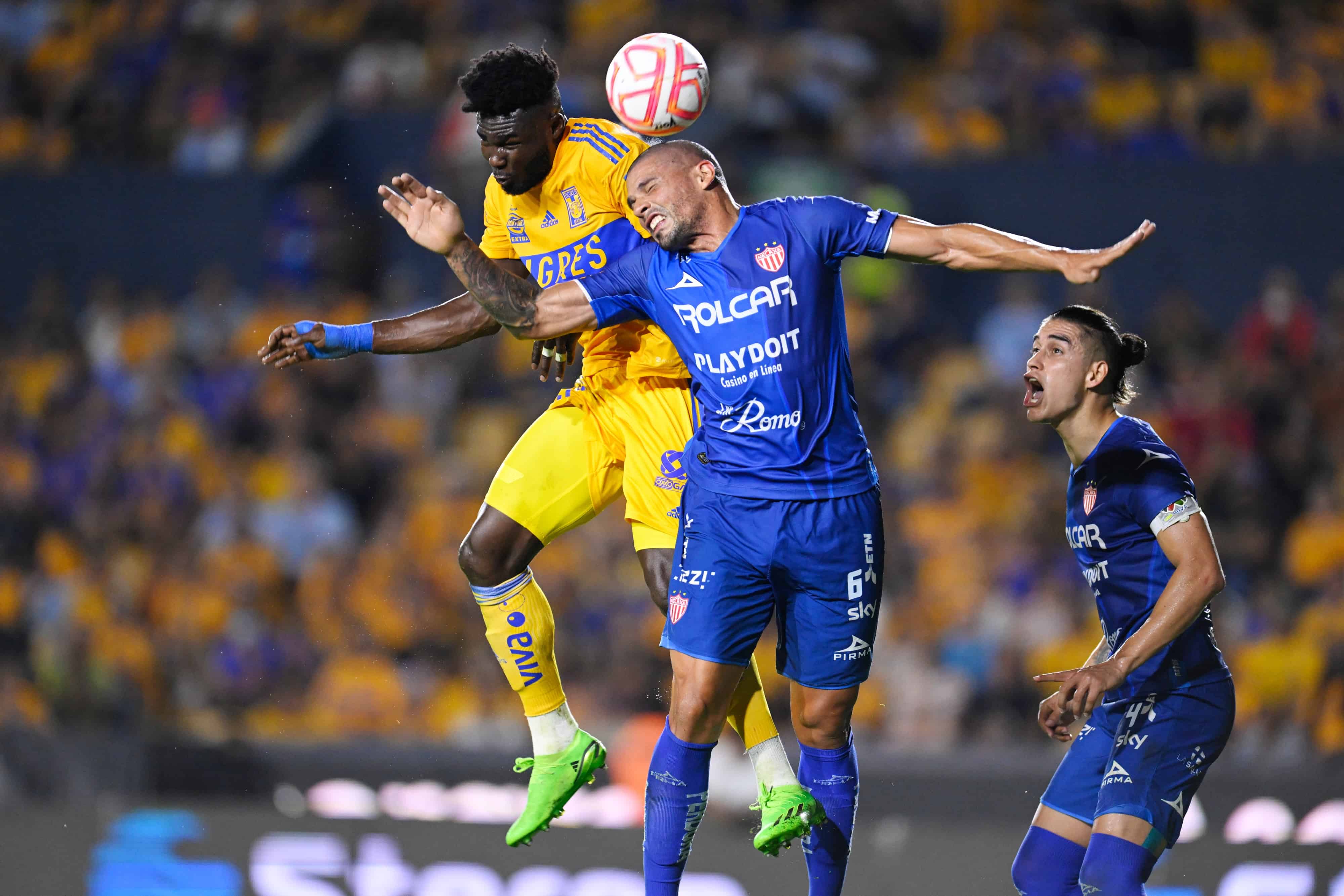 Jordy Caicedo intenta rematar,