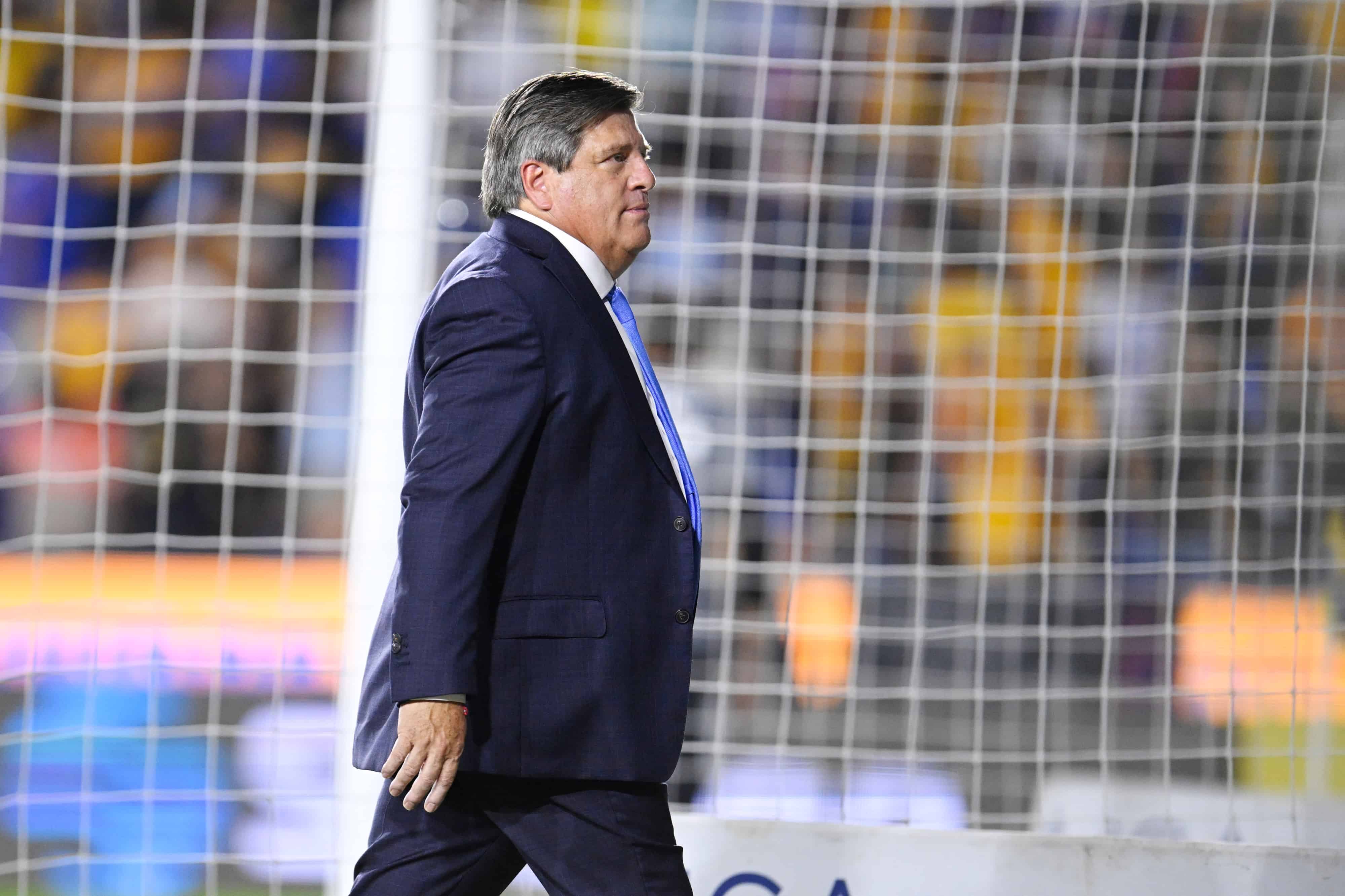 Miguel Herrera es abucheado por la afición.