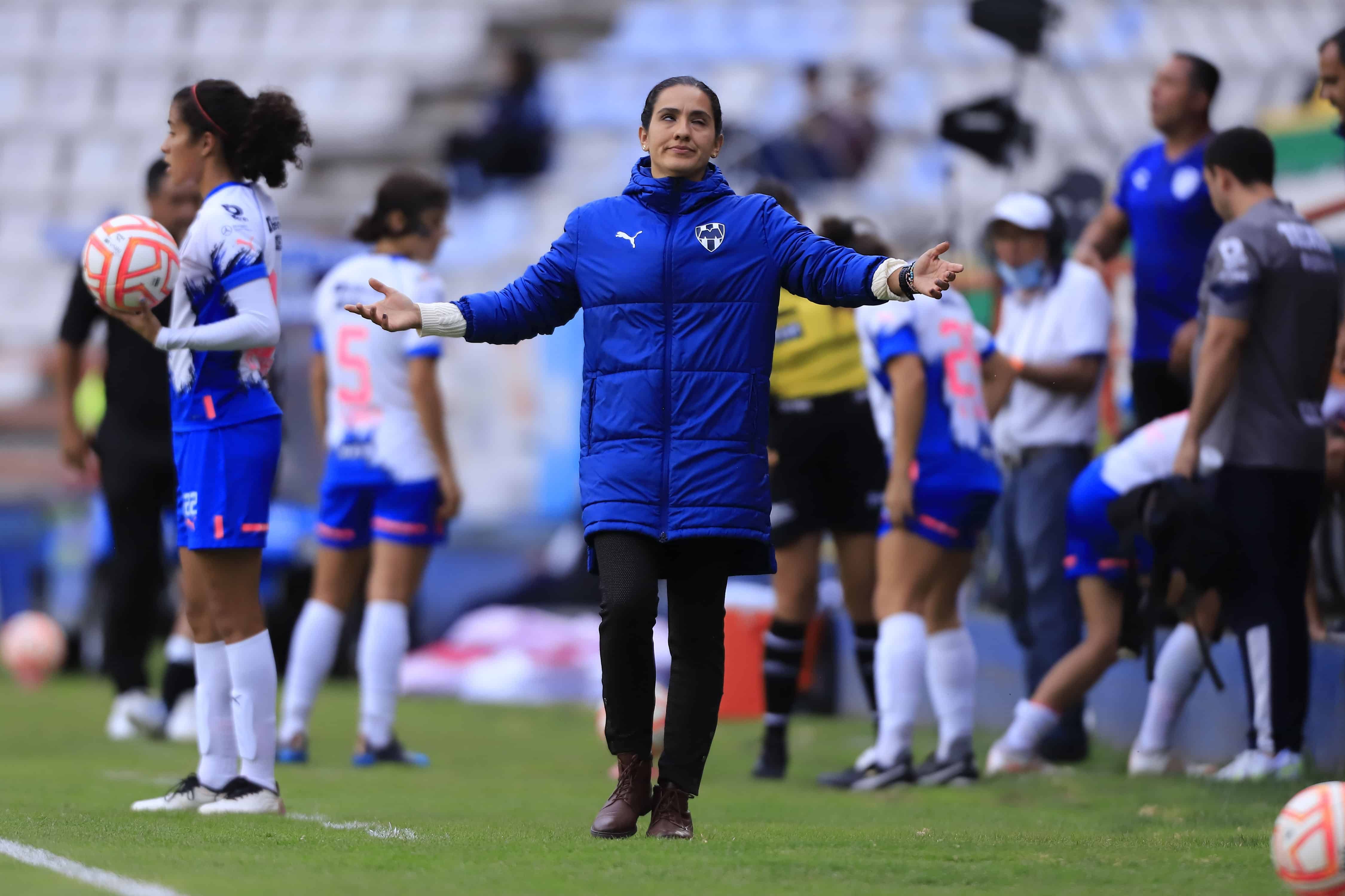 Eva Espejo dando indicaciones a su equipo.