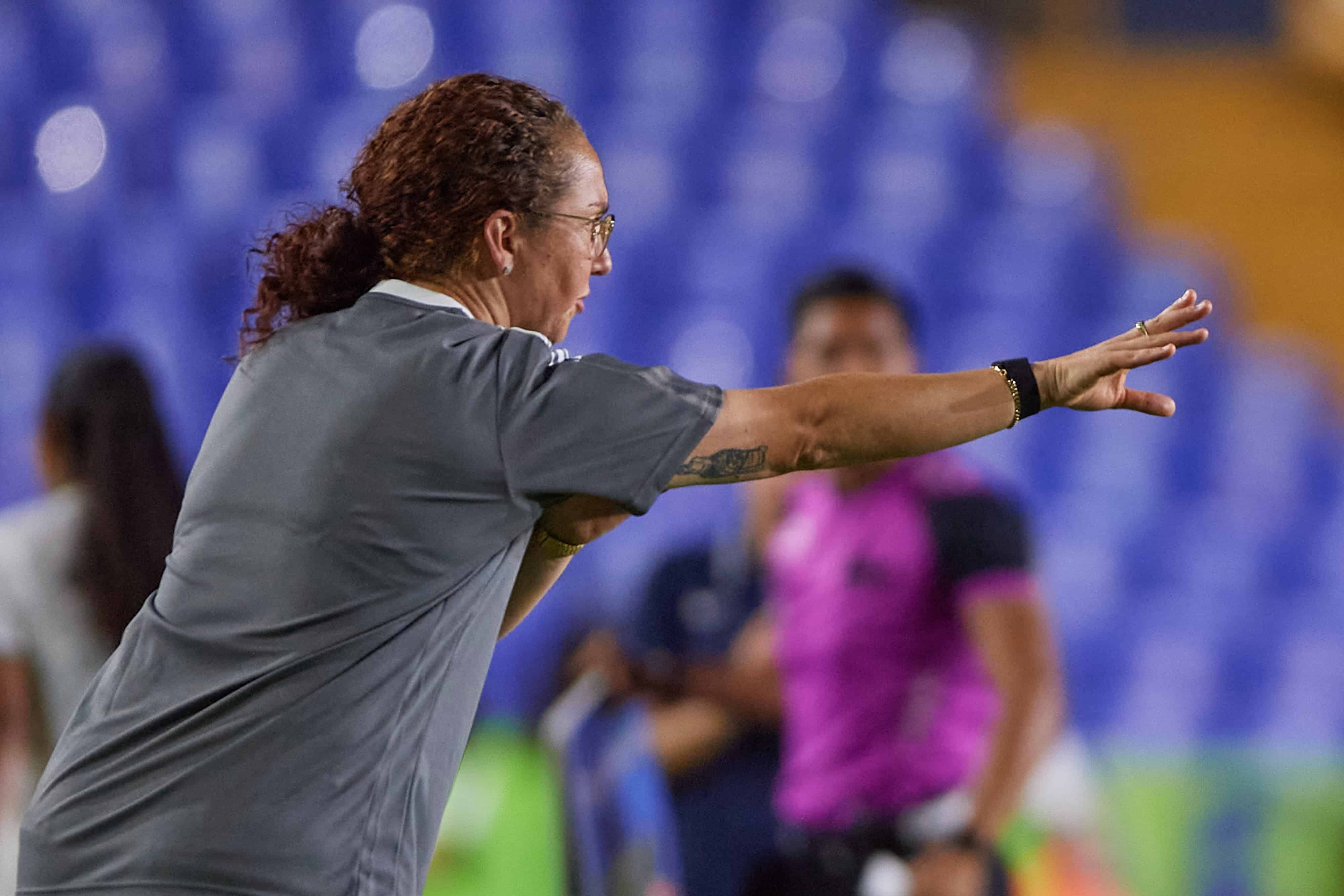 Carmelina Moscato dando indicaciones a su equipo.