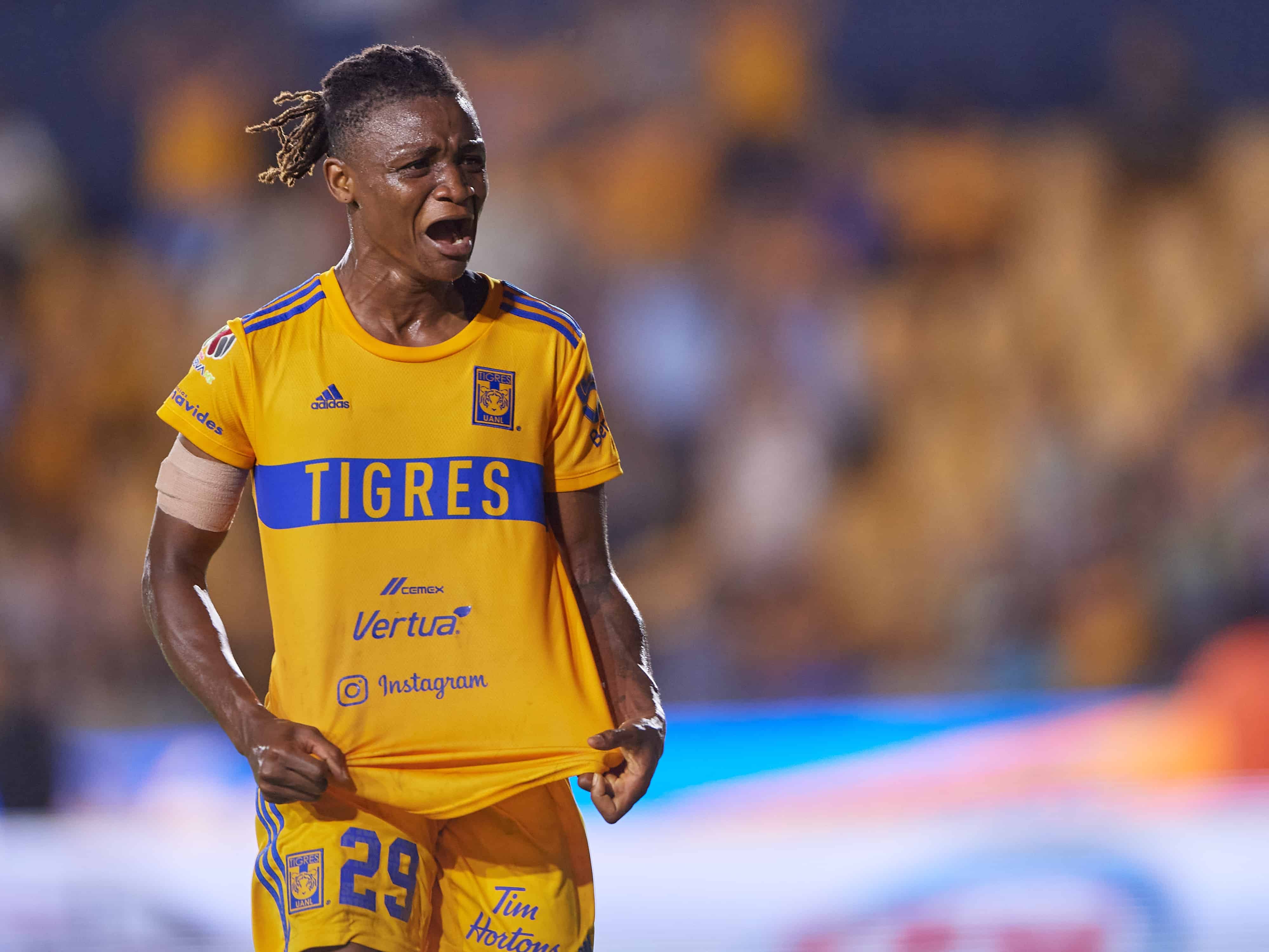 Uchenna Kanu hace el 2-0.