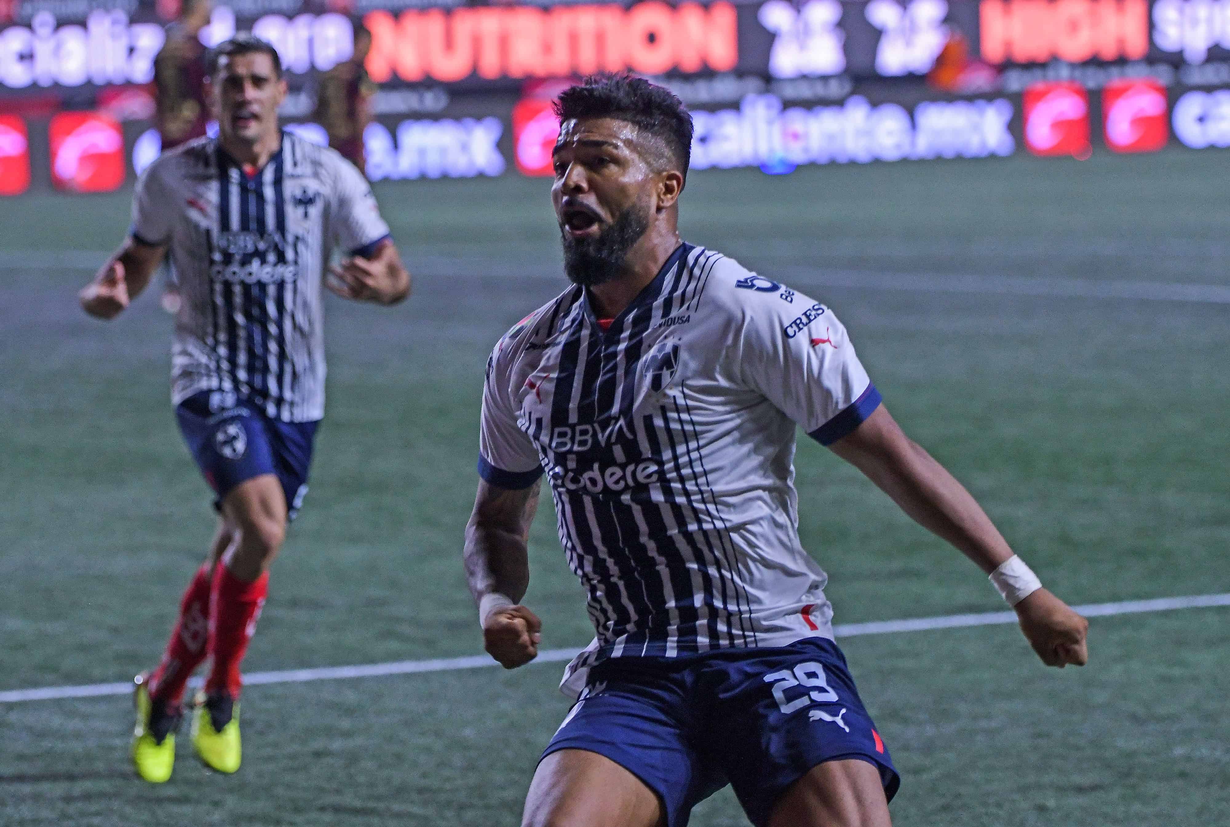 Rodrigo Aguirre hace el 2-0 por la vía penal.