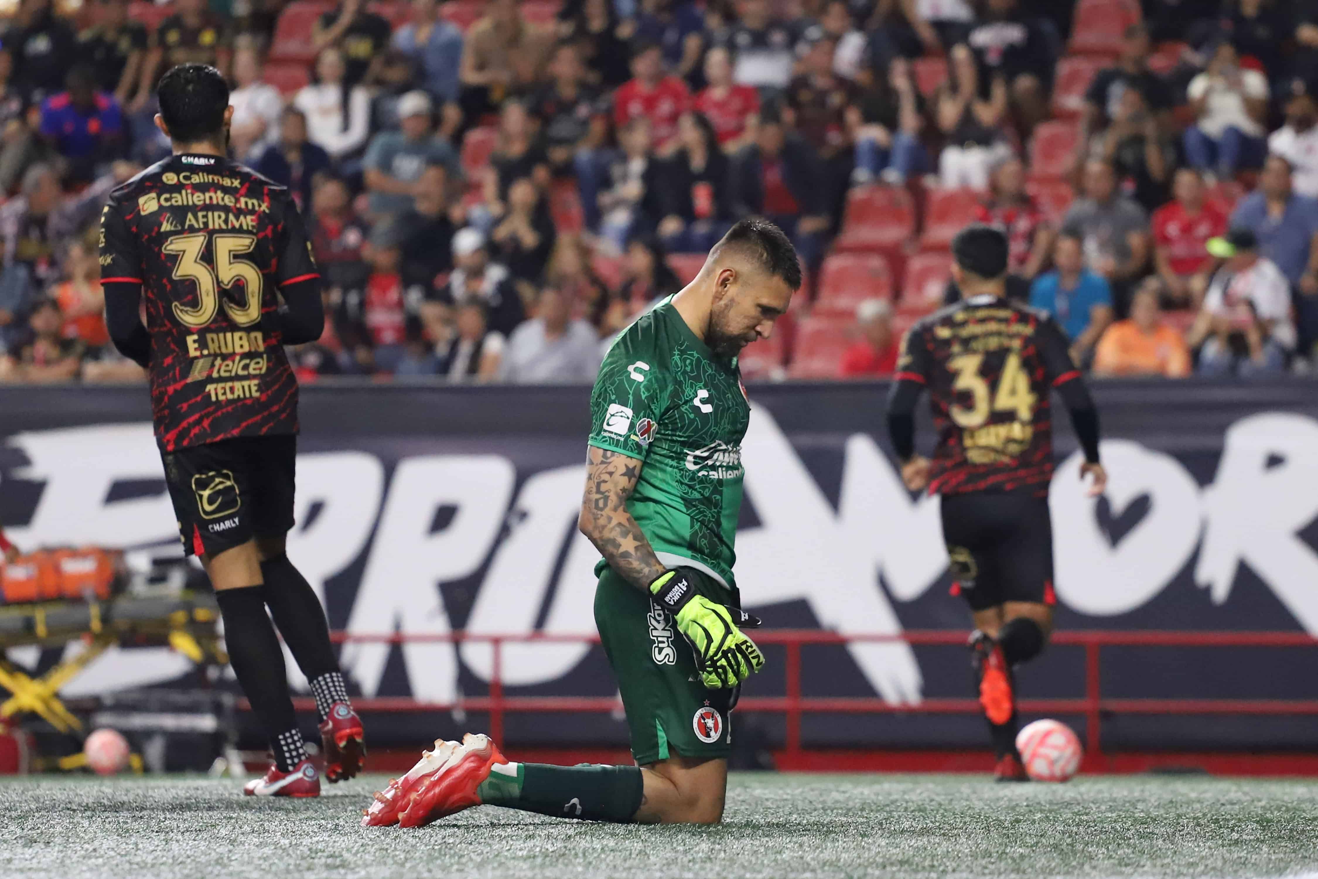 Jonathan Orozco cae frente a su ex equipo.